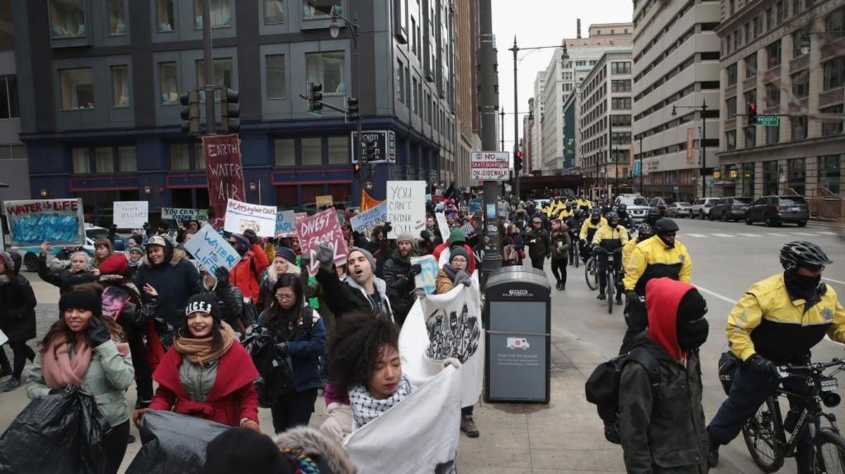 Una multitud de manifestantes avanza hacia la torre Trump en Chicago, el sábado pasado, protestando contra la construcción del oleoducto Keystone en Dakota.