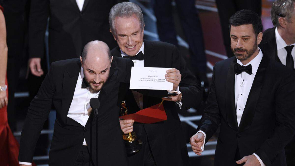 El histórico error cometido por Warren Beatty al anunciar erróneamente “La La Land” como ganadora del Oscar a la mejor película, el 26 de febrero de 2017. Jordan Horowitz, productor del filme, muestra el sobre que dice que “Moonlight” es la verdadera ganadora del trofeo.