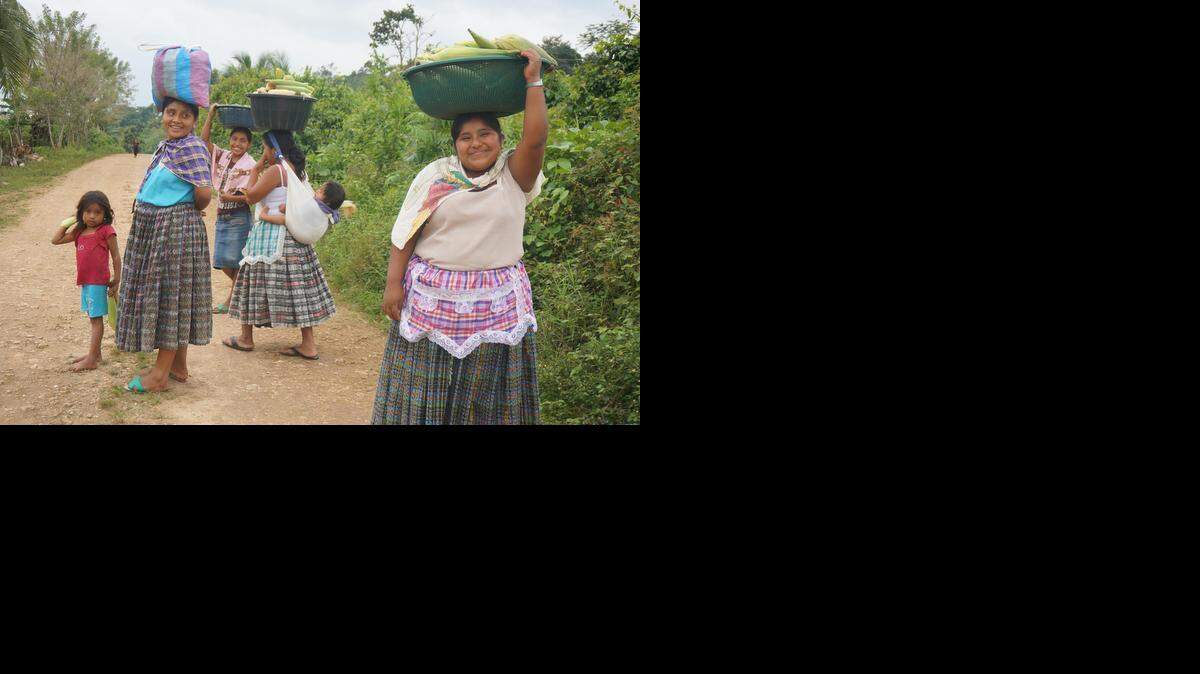 
Una familia de la región del Petén, en Guatemala, realiza sus tareas cotidianas. En la comunidad de San Antonio no hay electricidad ni agua. El alimento diario de la gente consiste en tortillas de maíz y frijoles.
