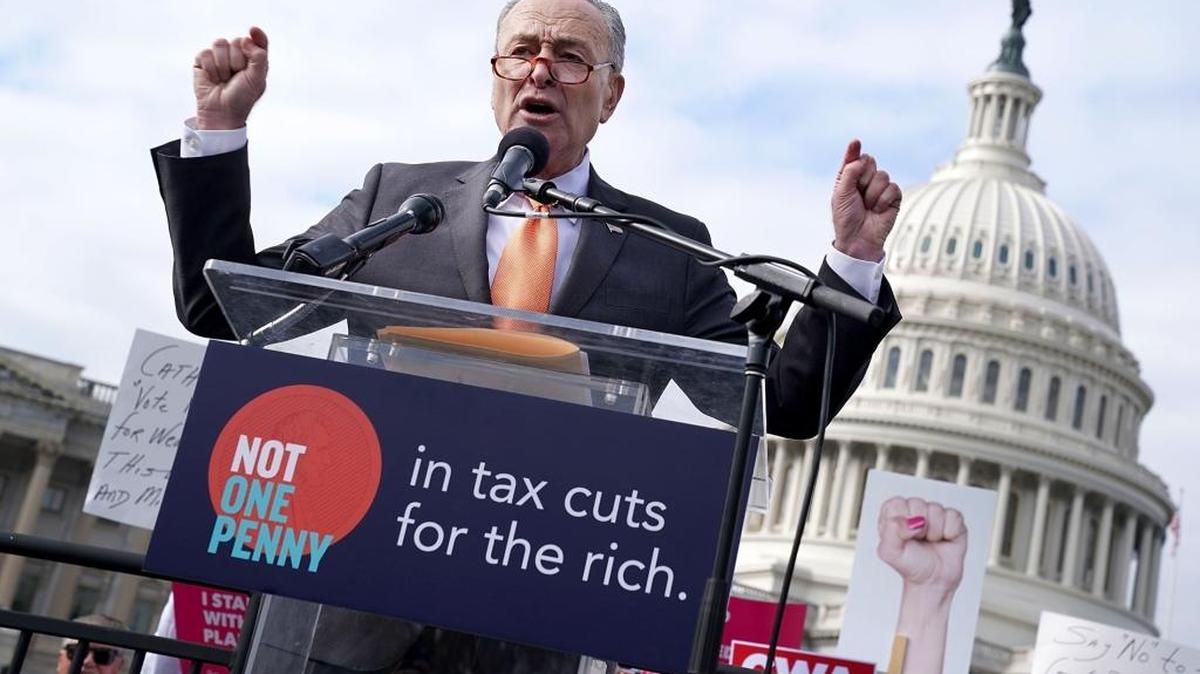 El líder de la minoría del Senado, Charles Schumer (D-NY), se dirige a una manifestación en contra de la propuesta de legislación de reforma tributaria republicana, en el lado este del Capitolio, el 15 de noviembre del 2017.