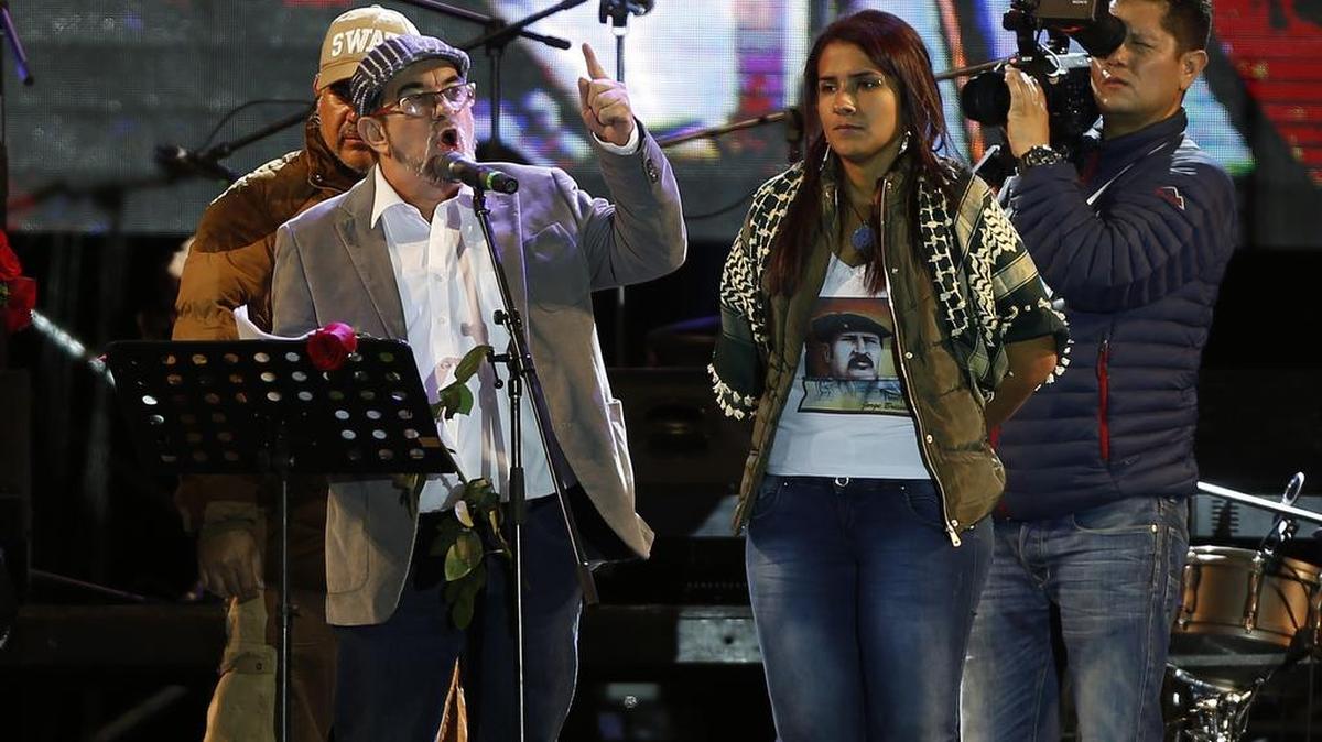 El líder de las FARC, Rodrigo Londoño, también conocido como Timochenko (izq.), habla en un congreso de la desmovilizada guerrilla, que se ha convertido en un partido político, el pasado 1 de septiembre en Bogotá.