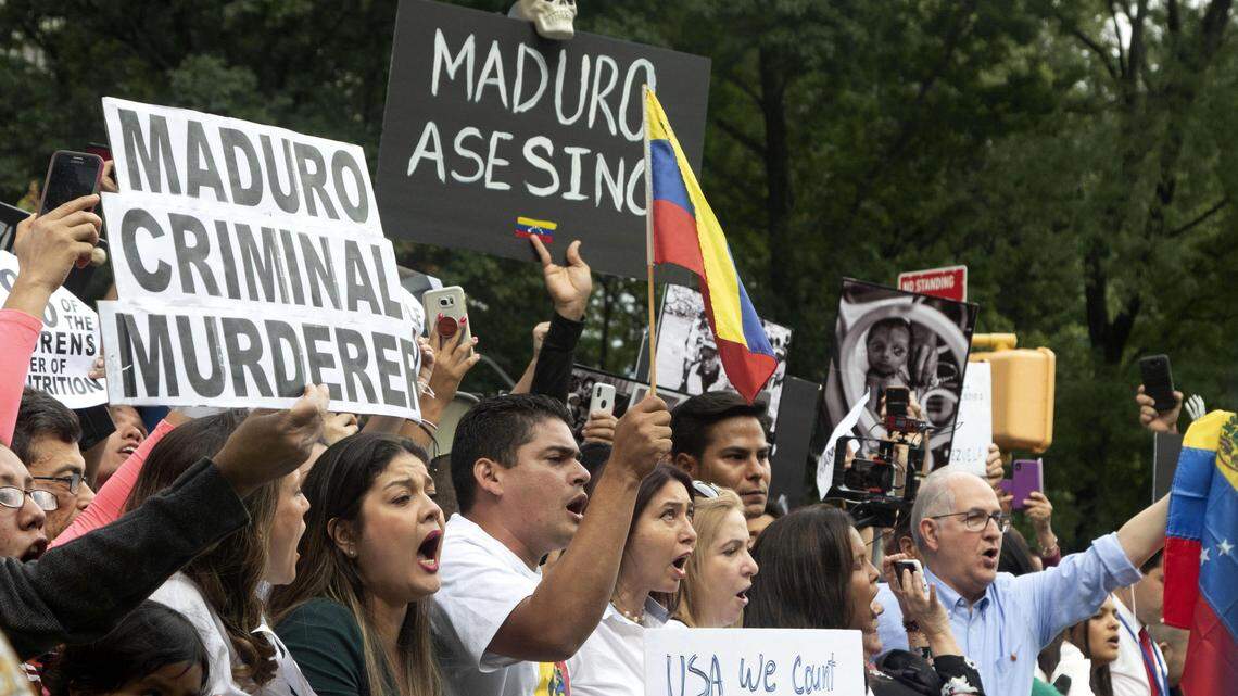 Decenas de venezolanos se manifiestan contra el presidente Nicolás Maduro el jueves, frente a la sede de las Naciones Unidas en Nueva York, donde se encuentra participando en los debates del 73 periodo de sesiones de la Asamblea General. La embajadora estadounidense ante ONU, Nikki Haley, se unió a esta manifestación.