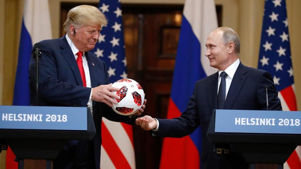 El Presidente Trump recibe el balón oficial del Mundial de manos del mandatario ruso, Vladímir Putin, durante la conferencia de prensa que ofrecieron en Helsinki el lunes 16 de julio de 2018. 
