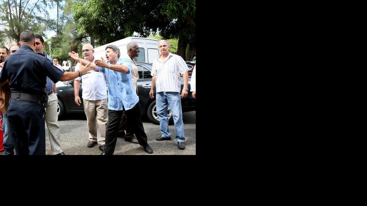 
Disidentes cubanos y defensores del gobierno de la isla se enfrentaron el miércoles pasado en el Parque Porras de la capital panameña, cuando simpatizantes del régimen cubano agredieron a los opositores.
