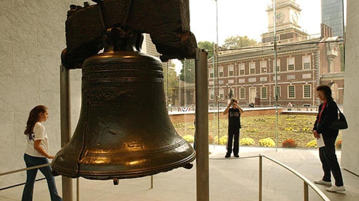 Visitantes observan la Campana de la Libertad, ubicada en el New Liberty Bell Center en Independence National Historical Park en Filadelfia.