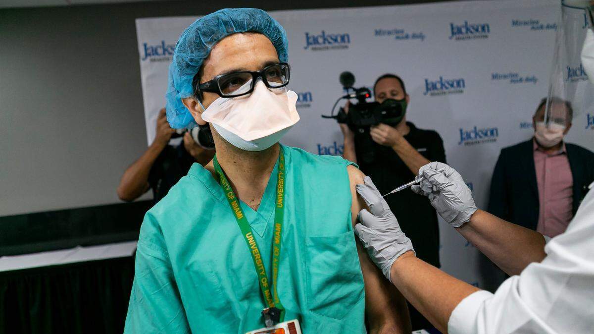 El Dr. David de la Zerda recibe la vacuna Pfizer-BioNTech contra el COVID-19, el 15 de diciembre de 2020, en el Jackson Memorial Hospital de Miami, Florida.