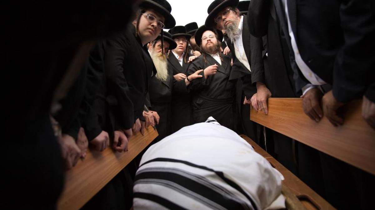 
Judíos ultraortodoxos en el sepelio de Yishaya Krashevsky, de 60 años, que murió cuando un palestino atropelló a peatones que esperaban el autobús en una zona ultraortodoxa de Jerusalén el martes 13.
