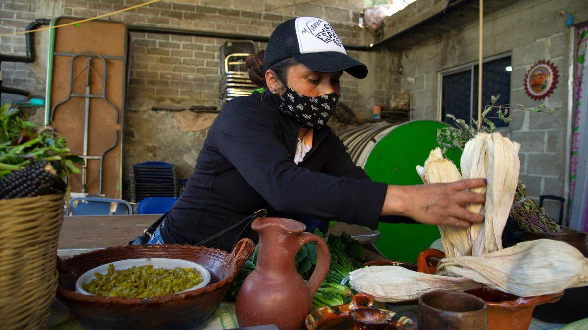Leticia, una miembro de la cooperativa Mujeres de la Tierra, prepara tamales el 16 de febrero de 2021, en Milpa Alta, Ciudad de México. La cooperativa fue creada en mayo de 2020 para ayudar a las sobrevivientes de abuso doméstico a generar ingresos económicos durante la pandemia del coronavirus.