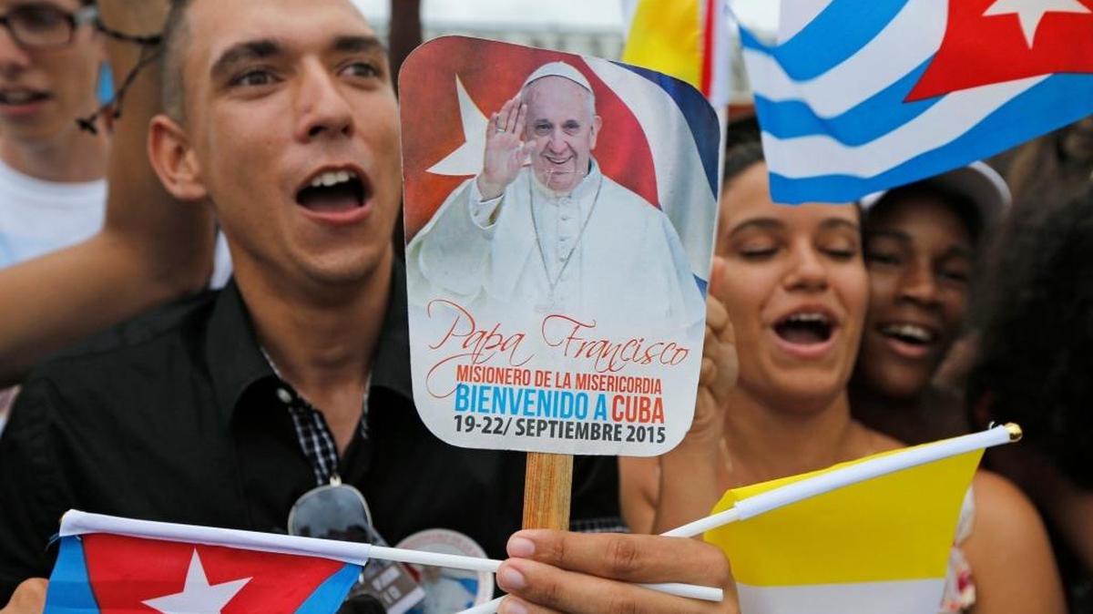 
Una multitud da la bienvenida al papa Francisco a su llegada a La Habana, el pasado 19 de septiembre.

