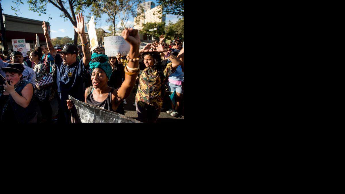 
Cientos de manifestantes protestan en Oakland, California, por la muerte del joven negro a manos de un policía en Ferguson, Missouri, el pasado agosto.
