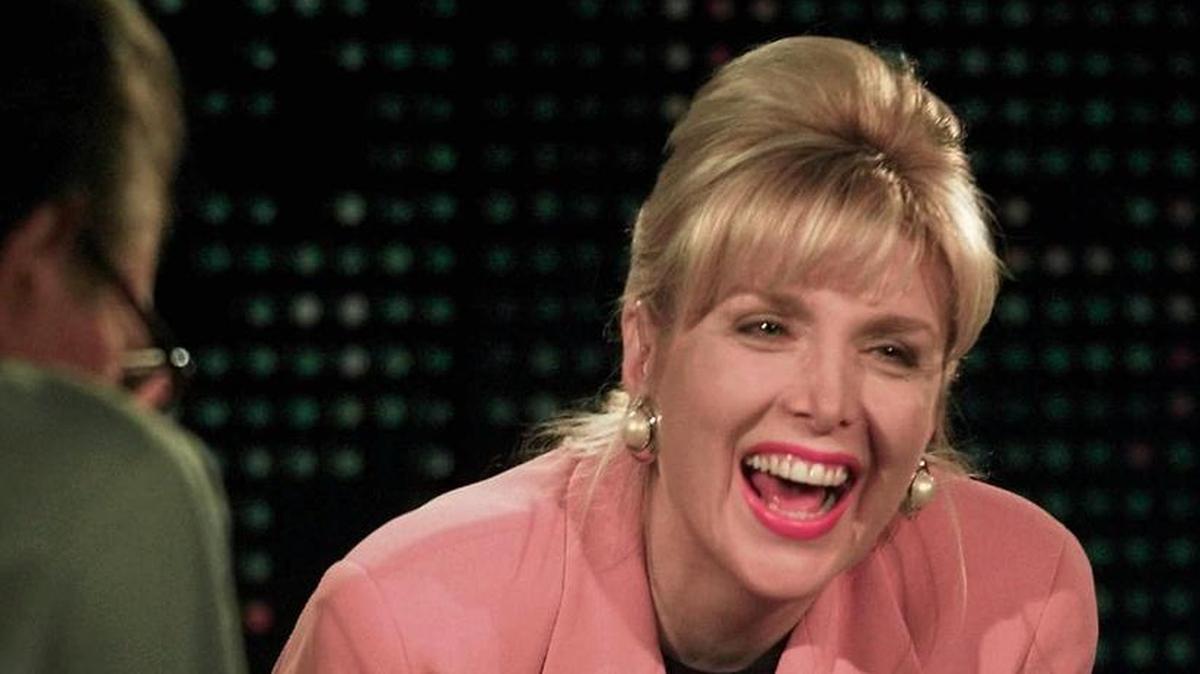 La actriz y modelo Gennifer Flowers es entrevistada en el programa “Larry King Live” en los estudios de CNN en Los Angeles, en 1998.