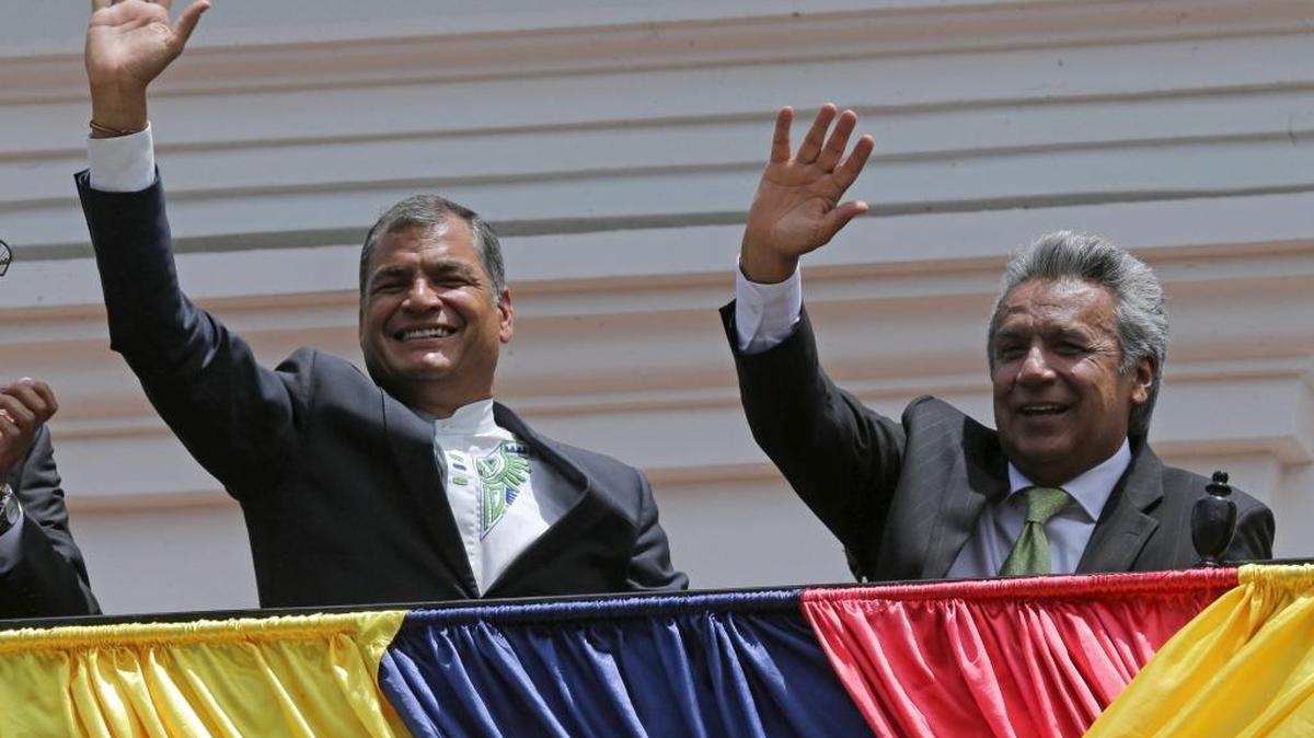 El presidente de Ecuador, Rafael Correa (izq.), y el presidente electo, Lenin Moreno, saludan a sus partidarios en Quito, el lunes pasado. Moreno ganó la elección por estrecho margen.