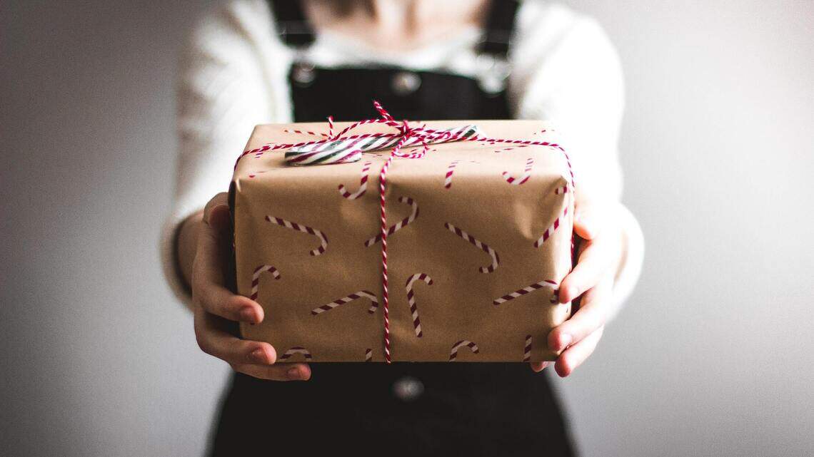 A las personas que reciclan los regalos de Navidad, ¡no lo hagas, te van a pillar! | Opinión