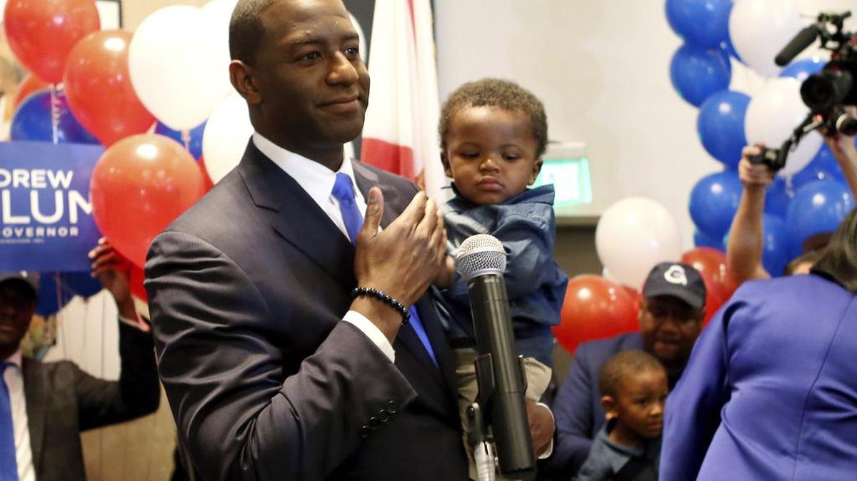El alcalde de Tallahassee, Andrew Gillum, carga a su hijo Davis mientras habla con sus partidarios después de ganar las primarias demócratas para el puesto de gobernador de la Florida, el 28 de agosto.