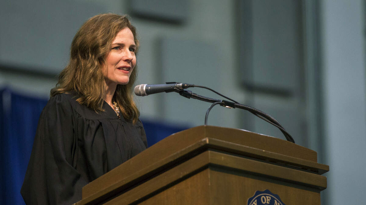 La jueza Amy Coney Barrett, de la Corte de Apelaciones del Séptimo Circuito, es una candidata a ser magistrada del Tribunal Supremo de Justicia de EEUU.  En esta imagen, Barrett da un discurso a los graduandos de la Escuela de Derecho de la Universidad de Notre Dame, Indiana, el 19 de mayo de 2018.