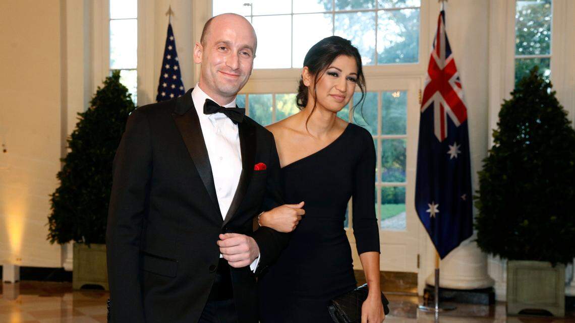 Stephen Miller, asesor del presidente Donald Trump, y su esposa, Katie Miller, secretaria de prensa del vicepresidente Mike Pence, asisten a una cena de gala en honor al primer ministro de Australia, Scott Morrison, el 20 de septiembre de 2019, en la Casa Blanca. 