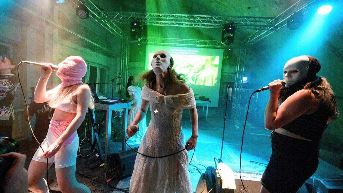 Una ‘oración punk’ por Rusia: Grupo de rock Pussy Riot continúa desafiando a Putin | Opinión