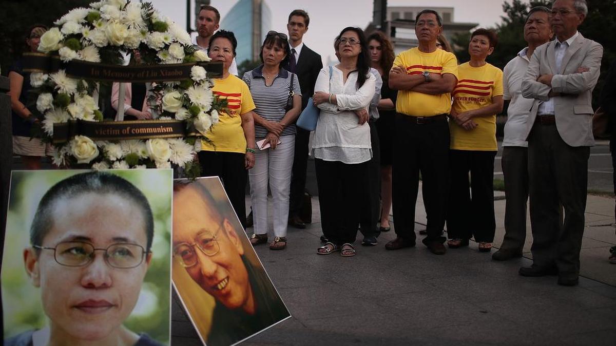 Un grupo de personas se reúne en una vigilia en memoria del disidente chino Liu Xiaobo, premio Nobel de la Paz, el 17 de julio en Washington. Liu, que estaba preso, murió de fallos en múltiples órganos el 13 de julio.