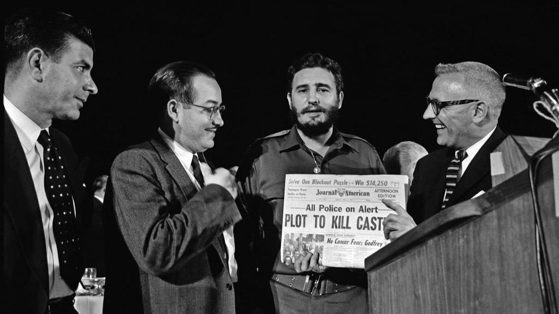 Fidel Castro muestra una copia del diario “New York Journal-American” que tiene en su portada una noticia sobre un complot para asesinarlo. La imagen fue tomada el 23 de abril de 1959, cuando Castro visitó Nueva York y se reunió con una organización de periodistas.
