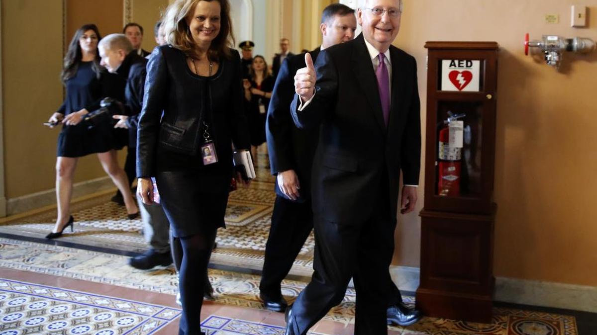 El líder de la mayoría del Senado, Mitch McConnell, de Kentucky, saluda al salir de una reunión para poner fin al cierre del gobierno federal, el 22 de enero.