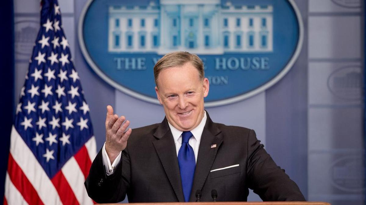 El secretario de prensa de la Casa Blanca, Sean Spicer, habla con los reporteros sobre el plan de salud y la inmigración, el 21 de marzo.