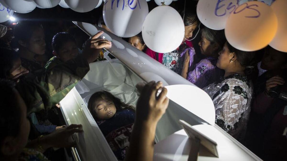 Familiares despiden a Jakelin Caal Maquin, la niña de 7 años que murió bajo custodia del gobierno norteamericano, durante el velorio en casa de sus abuelos en San Antonio Secortez, Guatemala, el 24 de diciembre de 2018.