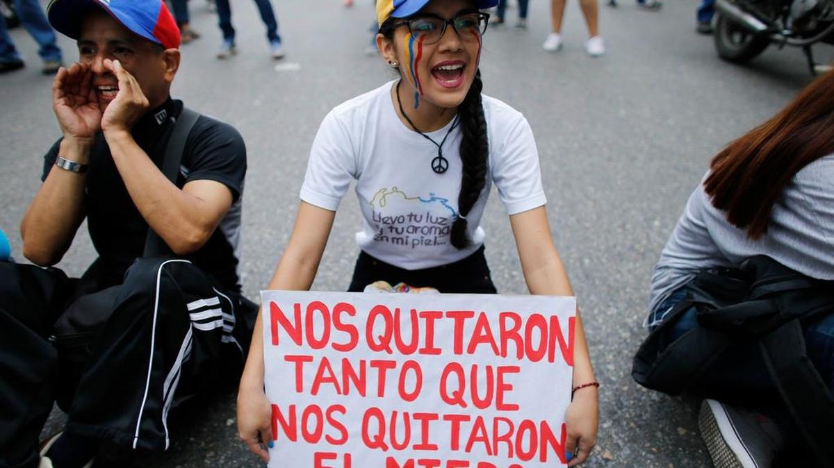 Jóvenes venezolanos protestan en Caracas contra el gobierno de Nicolás Maduro, el pasado abril.