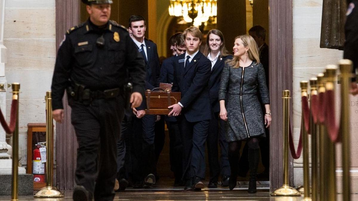 Empleados del Senado trasladan las cajas que contienen los votos electorales el 6 de enero, en Washington.