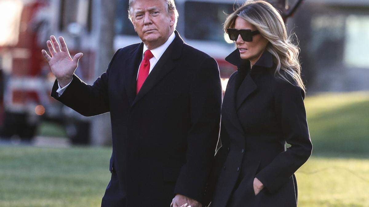 El presidente Donald Trump y la primera dama Melania Trump se dirigen a abordar el helicóptero Marine One, el miércoles 23 de diciembre de 2020, en la Casa Blanca, en Washington DC.