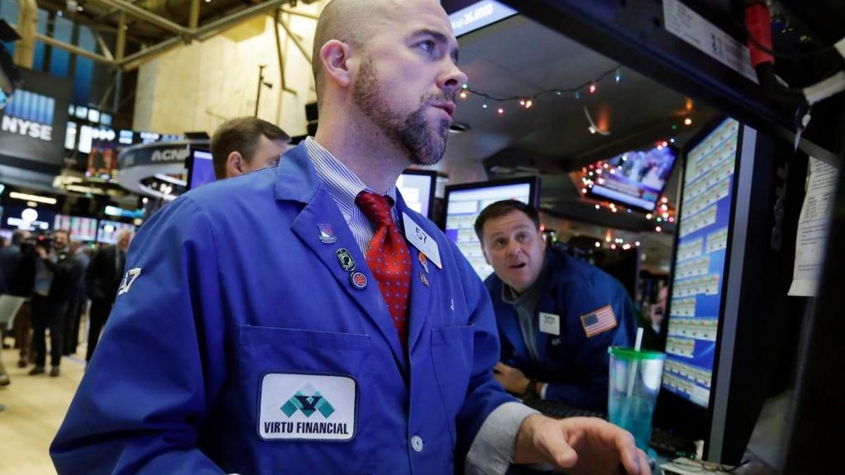 Jarret Johnson en la sala de la Bolsa de Valores de Nueva York, que la semana pasada experimentó un descenso en las acciones por las dificultades de la economía china.