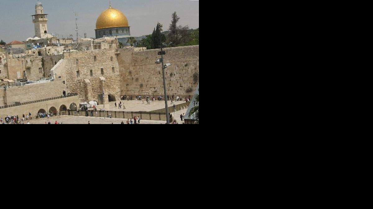 
La cúpula dorada del Domo de la Roca se destaca detrás del Muro de las Lamentaciones, en Jerusalén.
