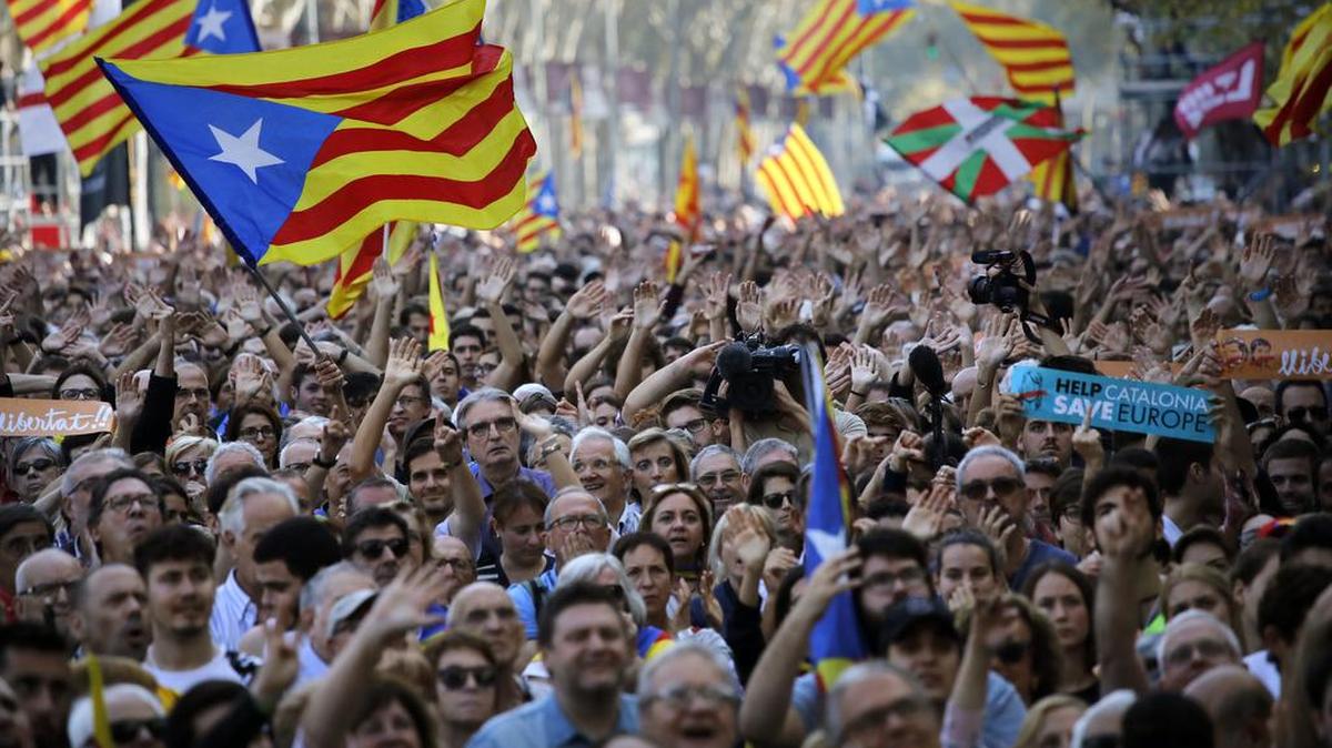Partidarios de la independencia de Cataluña se congregan frente al Parlamento, en Barcelona, el 27 de octubre, cuando los legisladores votaron a favor de separarse de España.