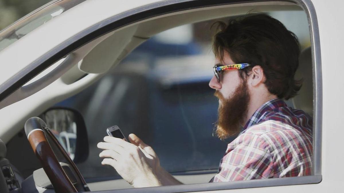 Un conductor usa su teléfono celular en medio del tráfico en la ciudad texana de Dallas.
