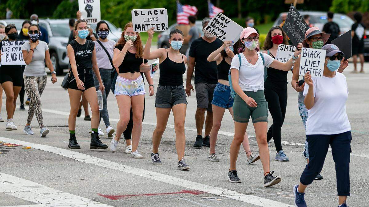 Decenas de jóvenes participan en una protesta en solidaridad con el movimiento Black Lives Matter y en contra de violencia policial hacia los negros, el 11 de julio de 2020 en Parkland, Florida.