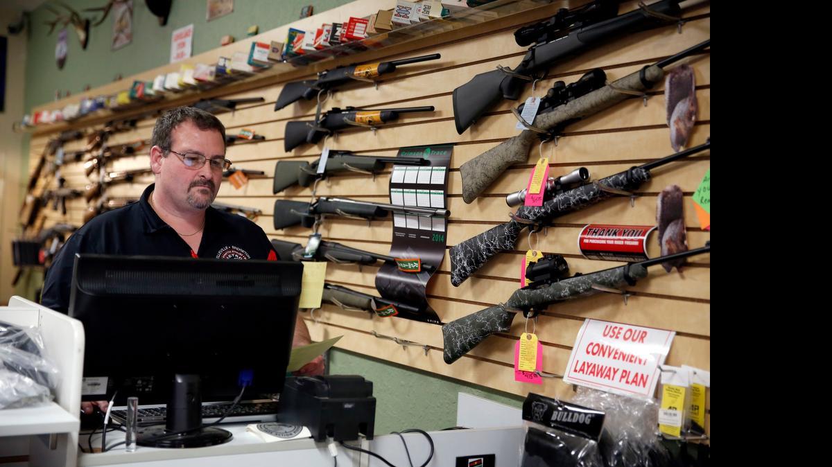 
Steven King trabaja en la armería Metro Shooting Supplies, en Bridgeton, Missouri.
