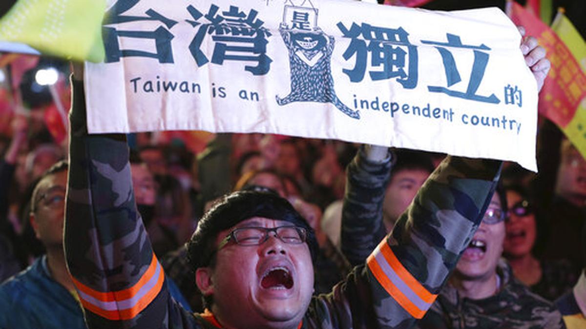 Un seguidor de la presidenta de Taiwán, Tsai Ing-wen, celebra su reelección el sábado 11 de enero de 2020, en Taipéi. La pancarta dice “Taiwán es un país independiente”.