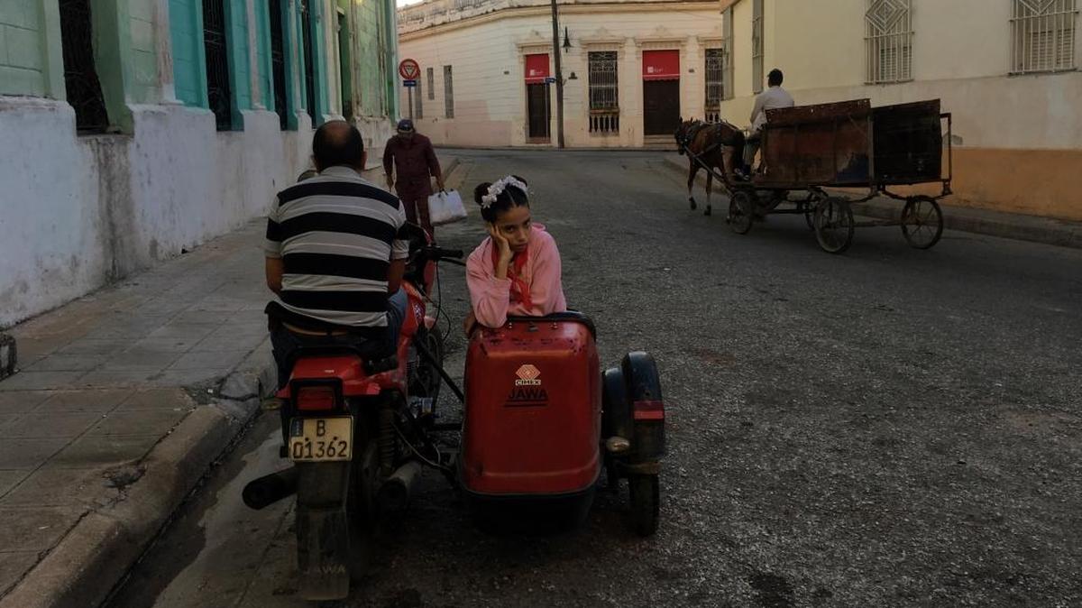 Una niña mira desde una motocicleta en una calle de Camagüey, Cuba, el 5 de diciembre.