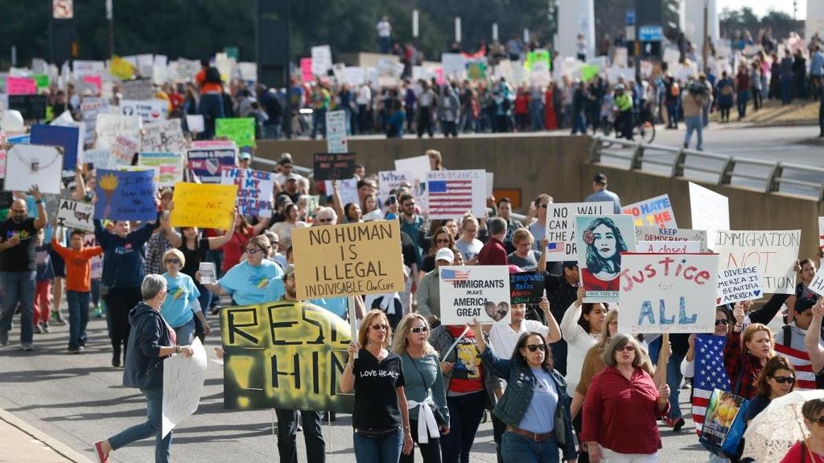 Más de 1,500 personas se concentran en el centro de la ciudad tejana de Dallas, el 18 de febrero, para protestar contra la política migratoria del presidente Donald Trump.