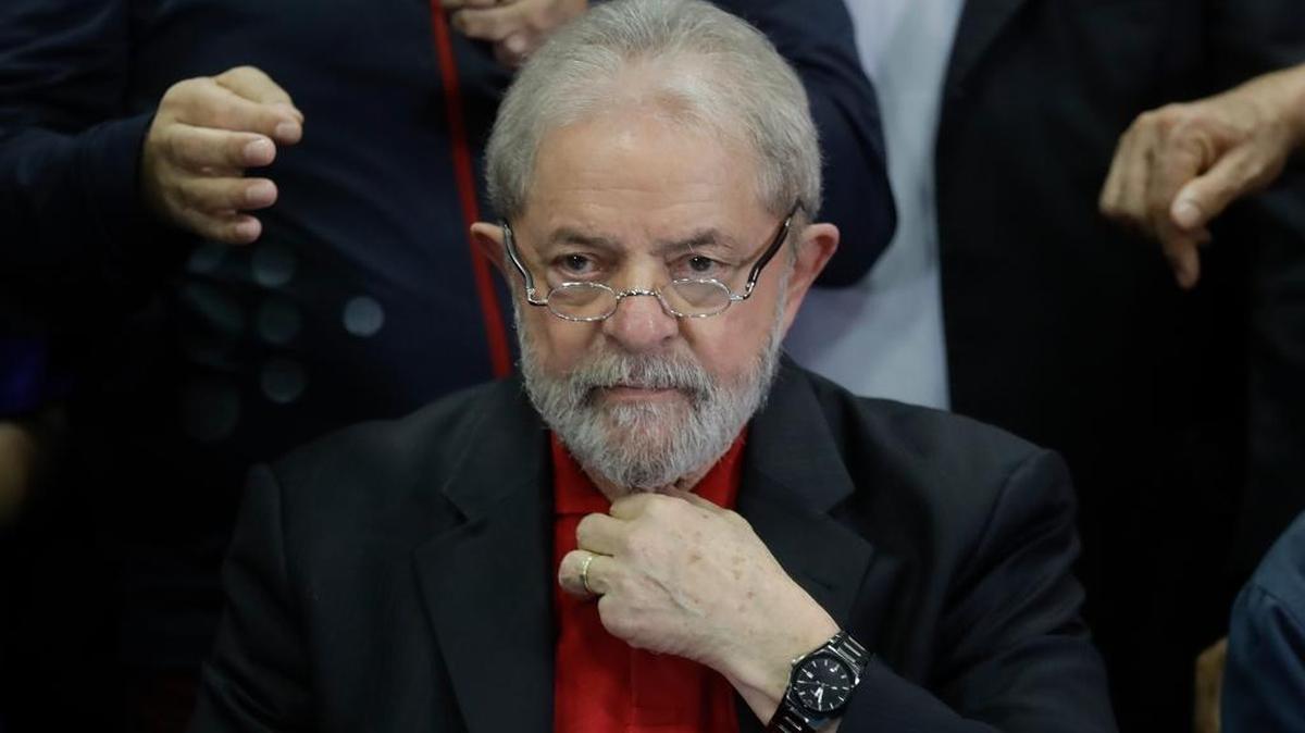 El ex presidente de Brasil Luiz Inacio Lula da Silva habla a la prensa en la sede del Partido de los Trabajadores en Sao Paulo, el 12 de julio. El 19 de julio sus cuentas bancarias fueron canceladas por un juez al ser condenado por corrupción.