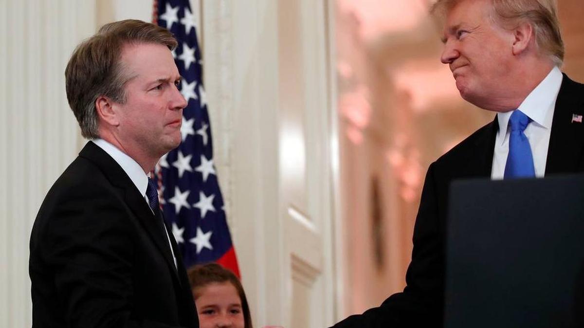 El presidente Donald Trump saluda a Brett Kavanaugh el 9 de julio del 2018. Trump anunció que nominaba a Kavanaugh a la Corte Suprema para reemplazar al magistrado Anthony Kennedy, quien se retira.