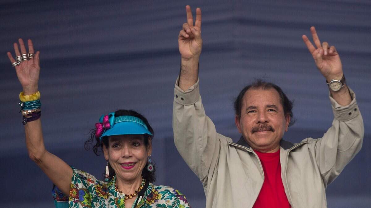 Foto de archivo del 3 de julio del 2016 que muestra al presidente de Nicaragua, Daniel Ortega, y su esposa y ahora vicepresidenta, Rosario Murillo, saludando a simpatizantes. 