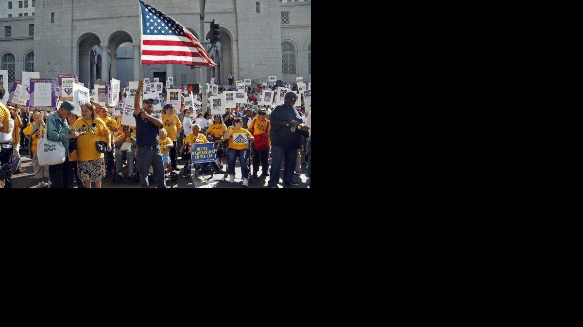 
Un grupo de trabajadores realiza una manifestación en Los Angeles, el 28 de octubre, pidiendo el aumento del salario mínimo y programas de creación de empleos.
