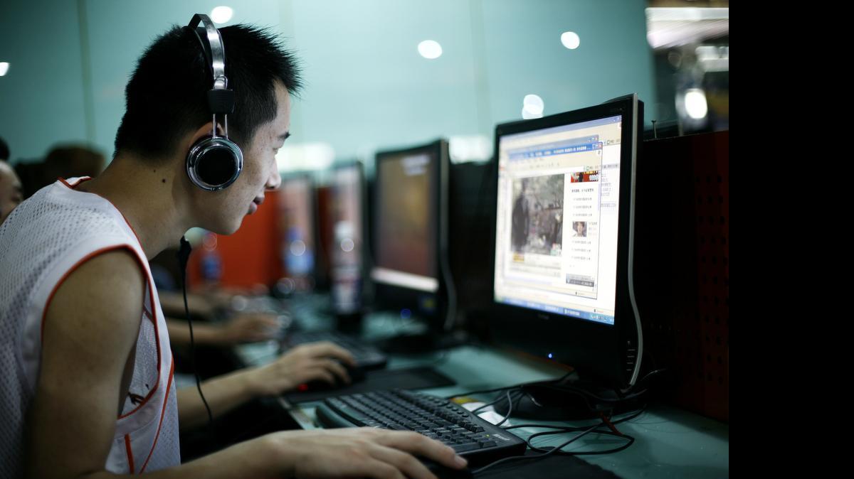 
Un cliente navega en la Internet en un cibercafé de Pekín, en el 2009.

