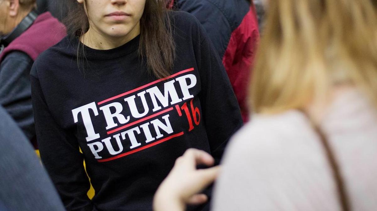 Una joven usa una camisa en la que se lee “Trump Putin ‘16” mienstras espera la llegada del candidato presidencial republicano Donald Trump en New Hampshire, en febrero.