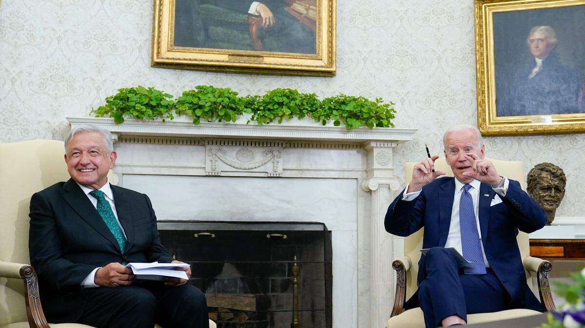 El presidente Joe Biden comenta sobre un periodista de México que sostuvo un teléfono celular durante mucho tiempo para grabar la reunión de Biden con el presidente mexicano Andrés Manuel López Obrador en la Oficina Oval de la Casa Blanca en Washington, el martes 12 de julio de 2022. ( Foto AP/Susan Walsh)
