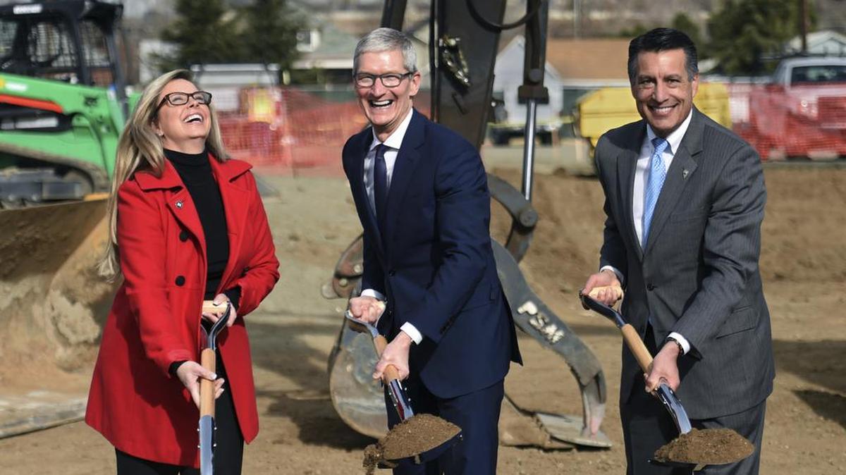 El presidente ejecutivo de Apple, Tim Cook (centro); la alcaldesa de Reno, Hillary Schieve, y el gobernador de Nevada, Brian Sandoval, dan inicio a la construcción de un nuevo almacén de la empresa de tecnología en Reno, el 17 de enero. Apple ha anunciado que creará empleos con la repatriación de capitales.