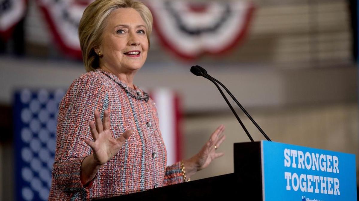 La candidata demócrata Hillary Clinton preside un acto en la Universidad de Carolina del Norte, en Greensboro.