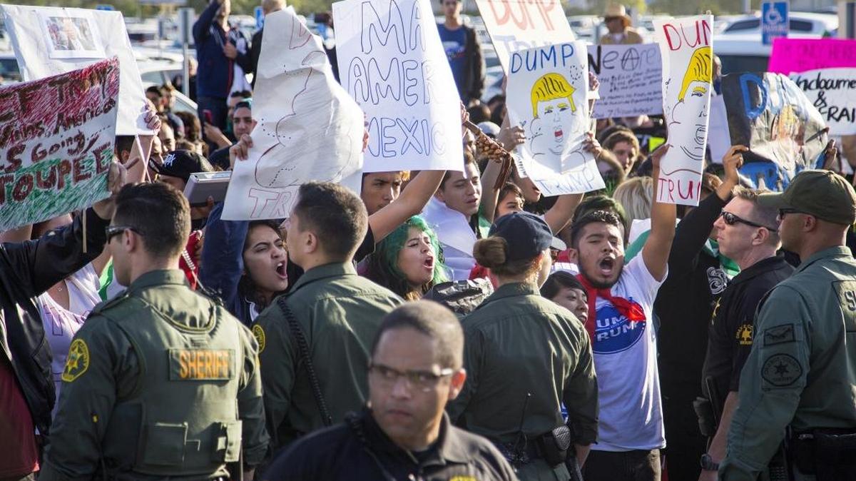Policías del condado de Orange mantienen a raya a manifestantes que protestan contra el candidato republicano Donald Trump, en Costa Mesa, California, el jueves pasado.
