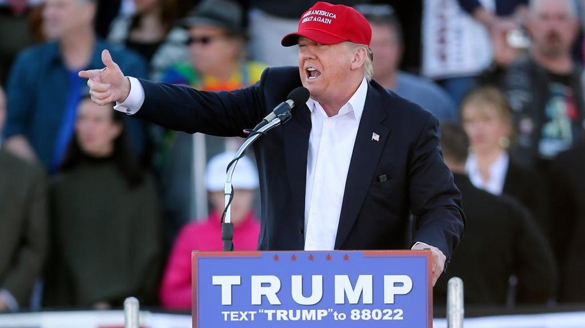 El candidato republicano Donald Trump ha dicho que si es electo, haría pagar a México la construcción de un muro más largo en la frontera.