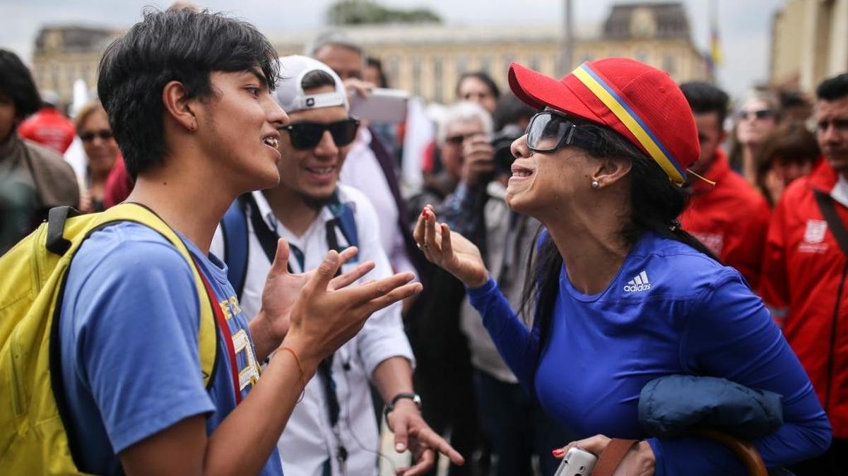 Un partidario del acuerdo de paz entre el gobierno de Colombia y la guerrilla de las FARC discute con una opositora al pacto, en Bogotá, el pasado noviembre.